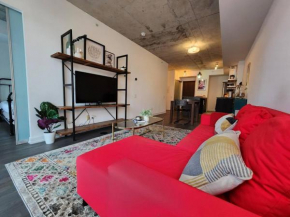 Chic 1BDR Loft with Office Space-Heart of Toronto